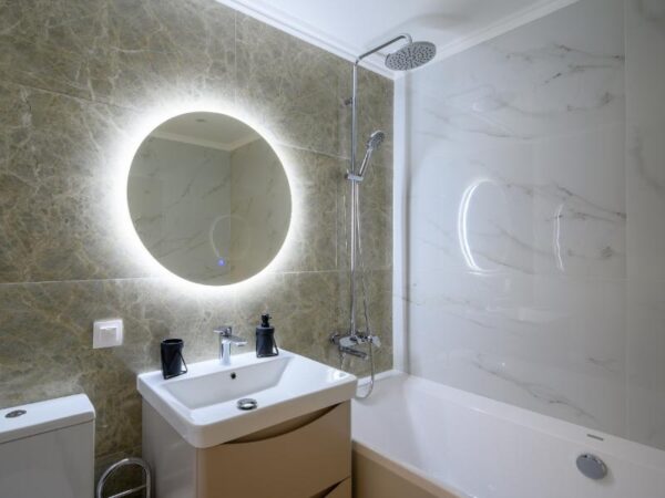 How Does Bathtub Reglazing Price Change Based on Tub Material?