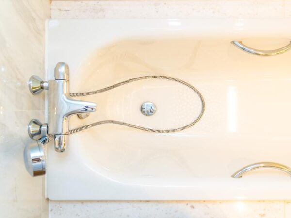Know What to Expect From Bathtub Reglazing Prices in Chelsea, MI